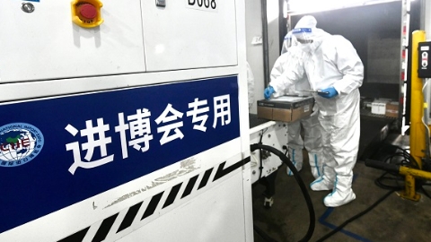 “第一车”入“总仓”!进博会进口冷链食品展品新增“小包装”消毒环节